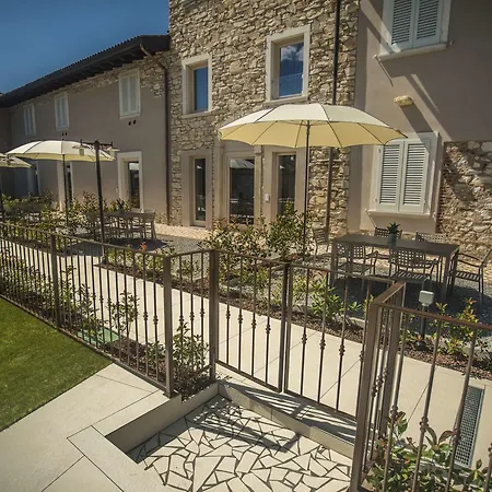 Relais Madergnago * ديسينسانو ديل غاردا