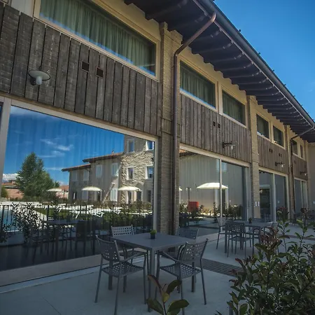 Relais Madergnago شقة
