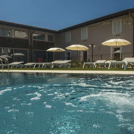 Relais Madergnago * ديسينسانو ديل غاردا