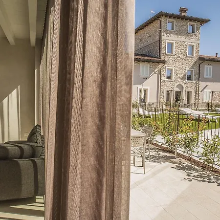 Relais Madergnago * ديسينسانو ديل غاردا