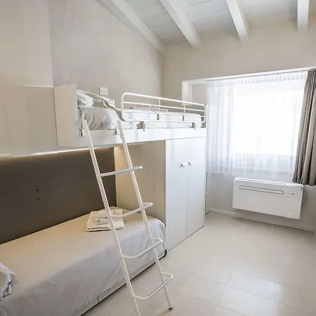 Relais Madergnago شقة ديسينسانو ديل غاردا