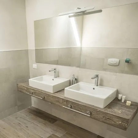 Relais Madergnago ديسينسانو ديل غاردا