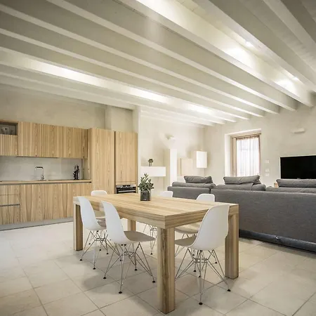 Relais Madergnago شقة