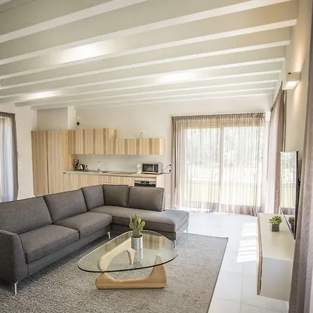 Relais Madergnago * ديسينسانو ديل غاردا